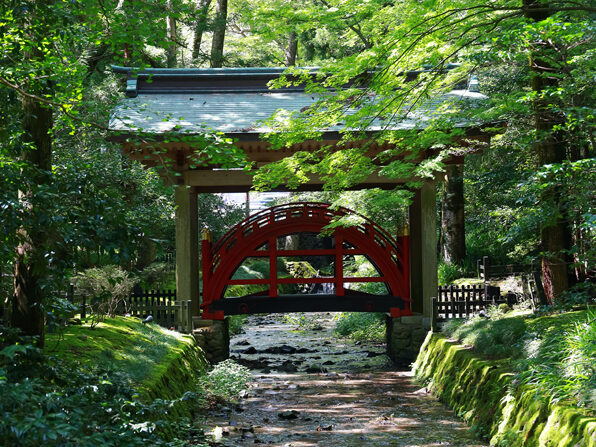 彌彦神社境内「玉の橋」