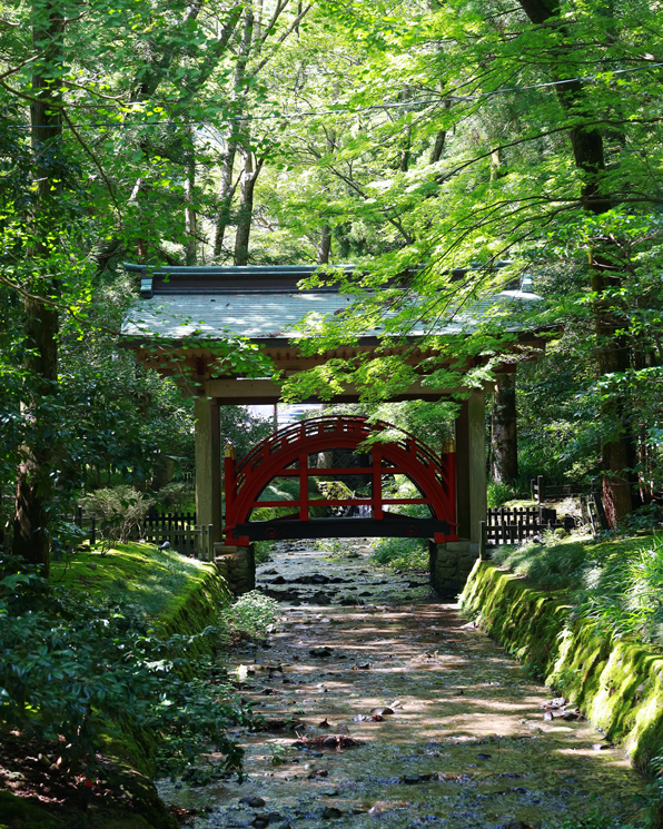 彌彦神社境内「玉の橋」